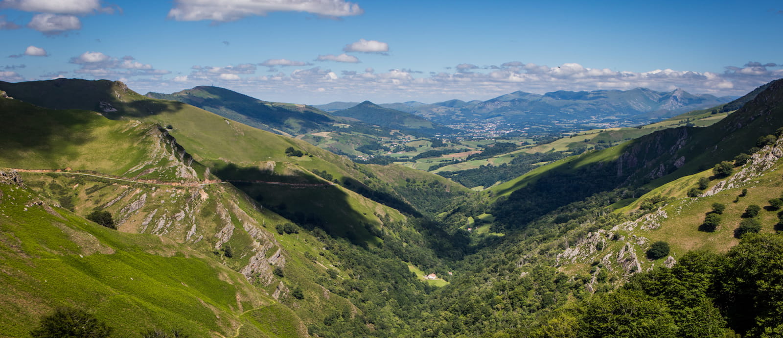 vue sur la vallee de saint etienne de baigorry depuis le col ispeguy - pays basque