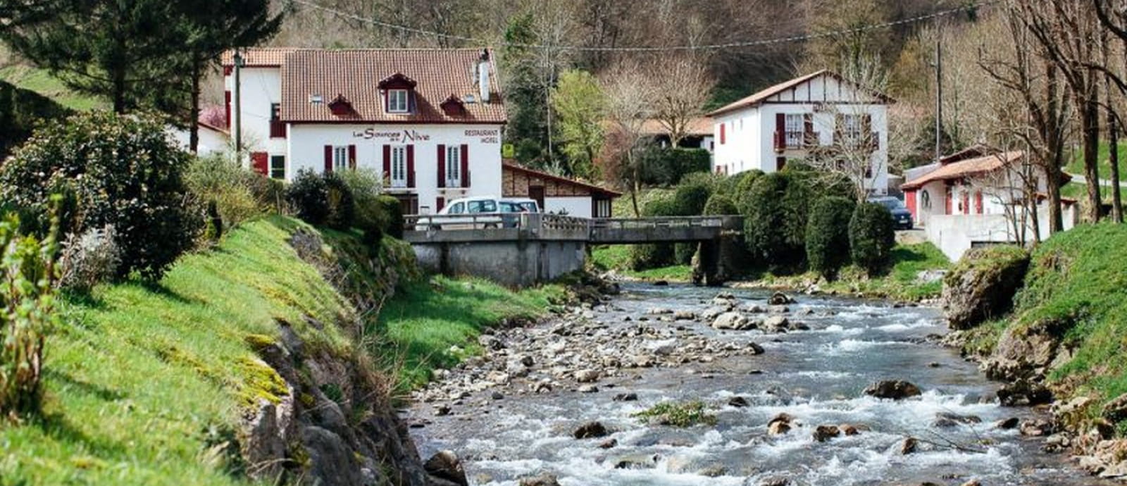 riviere Nive avec sur hôtel des sources de la nive - pays basque